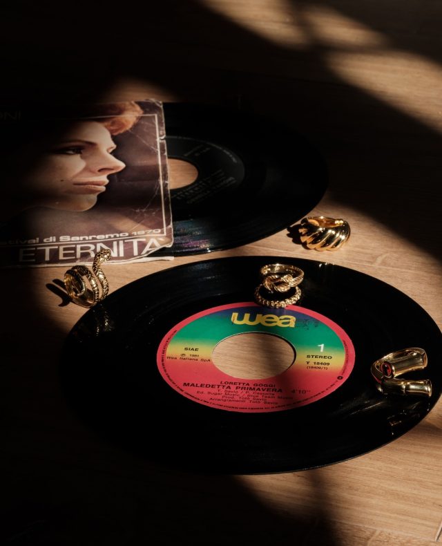 Tutti piccoli gioielli artigianali dall'anima vintage con un tocco di glow che dura per sempre ✨💽
cc @mazzonemelania
#argentoblu
#vintagesoul
#ag925