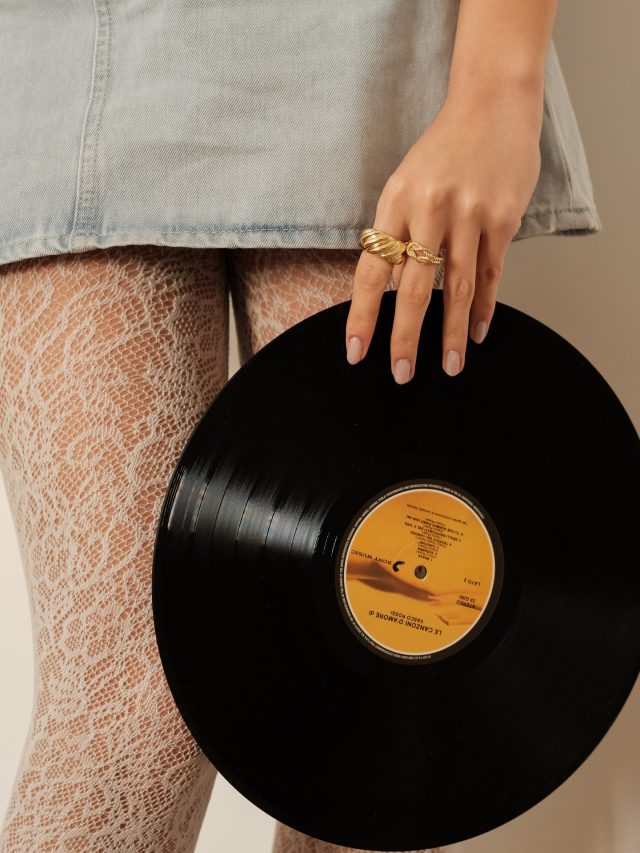La nostra playlist si chiama Pop vintage.
Tutti i gioielli artigianali iconici e le creazioni d’archivio sono vostre ✨
#argentoblu
#ag925