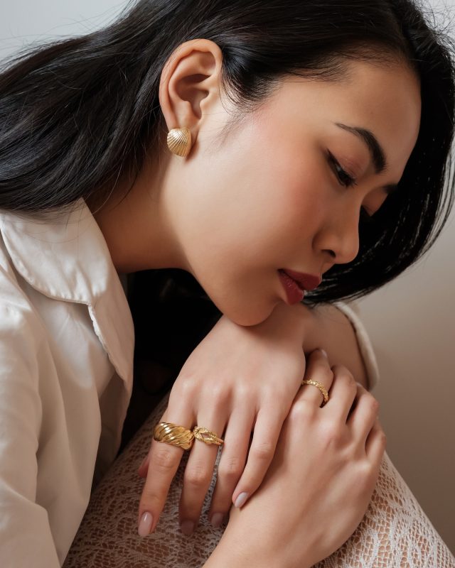 È il momento di pensare al rumore delle 🐚 che ne dite?
Jewelry Styling match creato da @ariannascapecchi
Ph @mazzonemelania
Talent @chidolia
#argentoblu
#ag925