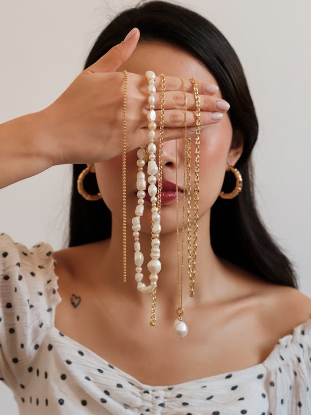 Tutti i Choker che si possono desiderare per un layering perfetto con i look estivi ✨
Adesso al 50% off con il codice POP50
Le catene sono tutte in ag925 dorato 18k nichel free e la nuova Senza fine contiene tutte perle di fiume dal bianco all’avorio dai nostri archivi storici.
Se volete sentirvi piene di luce andate a prendervi questo glow ☀️
Cc @mazzonemelania
@chidolia
#argentoblu
#choker
#perle