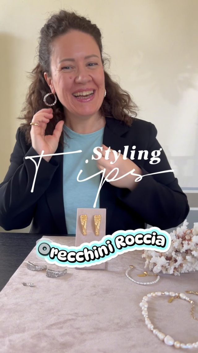 Roccia Capri sono uno degli orecchini simbolo e caratteristica della nostra maestria artigiana. Siamo molti proud di averli potuti presentare a tutt✨ voi
Fateci sapere se li preferite in ag925 rodiato o dorato 18k, ci teniamo alla vostra opinione
Ari e team Argentoblu
#argentoblu #rocciacapri #ag925