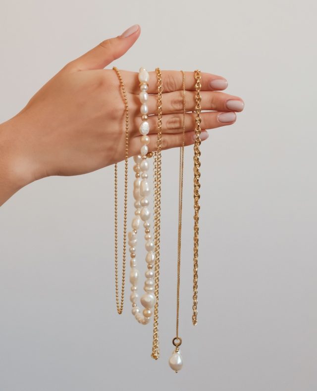 Nel dubbio potete sceglierli tutti ✨
I chokers più iconici, gli inediti dall'archivio e le novità che vi siete persi finora.
Potete prendervi questo glow con la nostra super Promo POP50 (50%off) per godervi un gioiello artigianale, con una galvanica a spessore resistente che è creato per rimanere per sempre con voi.
Con il sapore intramontabile del gioiello della nonna.
#argentoblu
cc @mazzonemelania