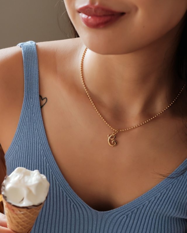 La collezione Lettere, da sempre uno dei nostri gioielli d’archivio più iconici.
Una forma imperfetta, ma autentica. La galvanica super resistente a spessore vi garantirà una tenuta duratura un glow ✨da sogno.
Le trovate online al 50% off
#argentoblu
Cc @mazzonemelania