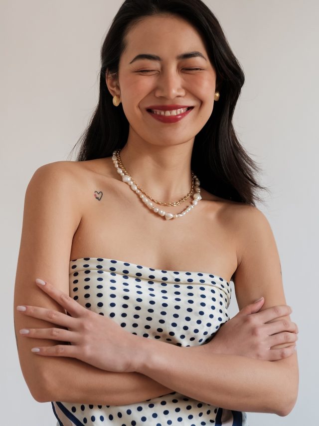 Ci divertiamo con layering dei Choker perle e quelli in ag925 dorato 18k.
Sappiamo che molt✨ di voi stanno già facendo le valigie, quindi vi consigliamo di approfittare della promo POP50 per portare con voi un Glow tutto al naturale.
La nostra @chidolia brilla sempre di più. Fateci sapere se vi piace questo layering.
Cc @mazzonemelania
#argentoblu
#ag925
#perle