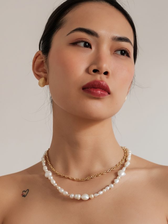 Ma quanto sono belli i due Choker in ag925 Sapore di Mare e perle Senza Fine con il low bun come hairstyling ?
Da provare subito per i vostri eventi o in vacanza. Semplici, ma super eleganti✨ come piace a noi.
Interpreted by @chidolia
Ph @mazzonemelania