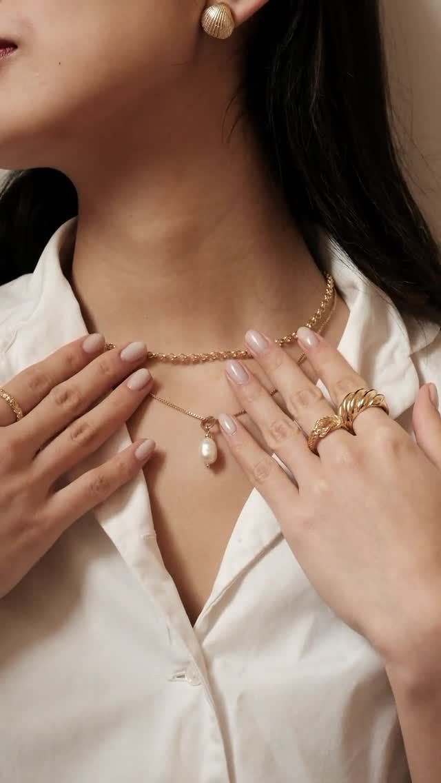 La daily combo gioielli: due Choker (meglio se il secondo una perla di fiume), tre anelli e un paio di orecchini super sleek.
Siete d’accordo con il nostro glow✨?
#argentoblu
#ag925